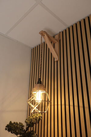 Reol med indhold samt lampe