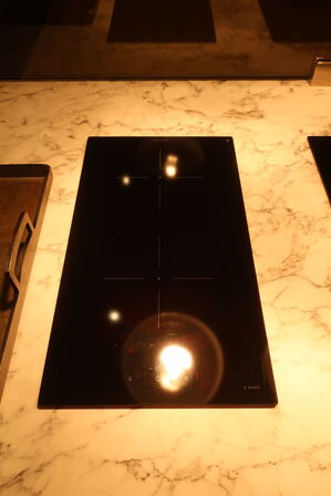 Disk med induktionskogeplader og kølebrønd