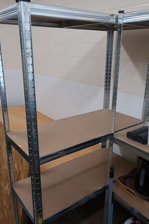 Skrivebord samt 3 stk. reoler med indhold