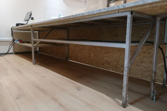 Disk med induktionskogeplader og kølebrønd