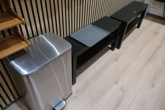 Hylder, lampe, affaldsspand m.v. 