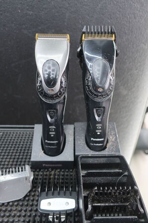 Vogn med div. Barbermaskiner PANASONIC samt div. Udstyr