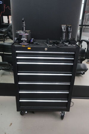 Vogn med div. Barbermaskiner PANASONIC samt div. Udstyr