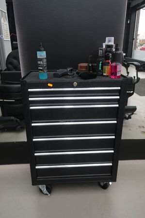 Vogn med div. Udstyr og varelager