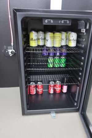 Køleskab SCANDOMESTIC DKS 142 BE med indhold