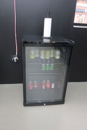 Køleskab SCANDOMESTIC DKS 142 BE med indhold