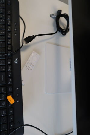Computerskærm SAMSUNG 32 med mousetrapper og tastatur