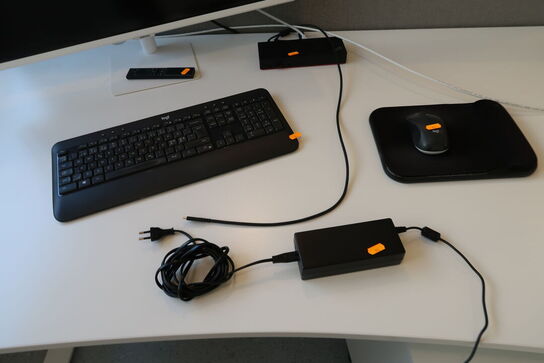 Computerskærm SAMSUNG S32AM501NU med dockingstation, tastatur og mus