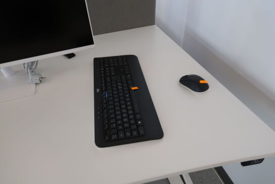 Computerskærm SAMSUNG S32AM501NU med tastatur og mus