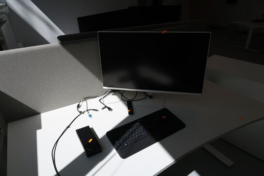 Computerskærm SAMSUNG S32AM501NU med dockingstation og tastatur
