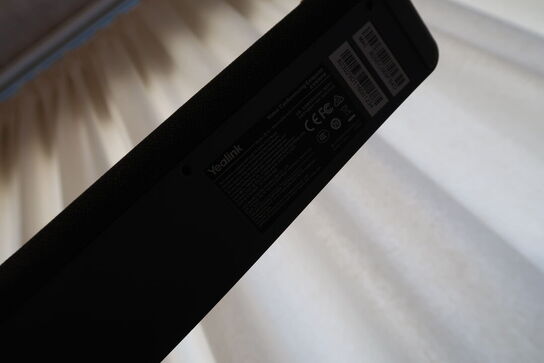 Fjernsyn SAMSUNG UE50TU6905K på stander med soundbar