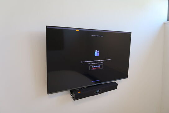 Fjernsyn SAMSUNG med soundbar YEALINK