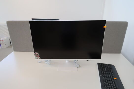 Computerskærm SAMSUNG S32AM501NU med tastatur og mus