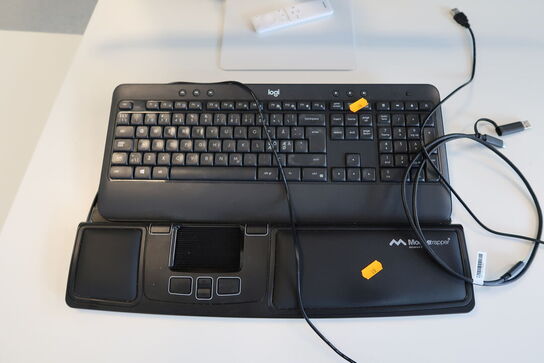 Computerskærm SAMSUNG 32 med mousetrapper og tastatur