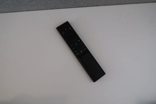 Computerskærm SAMSUNG S32AM501NU med tastatur og mus