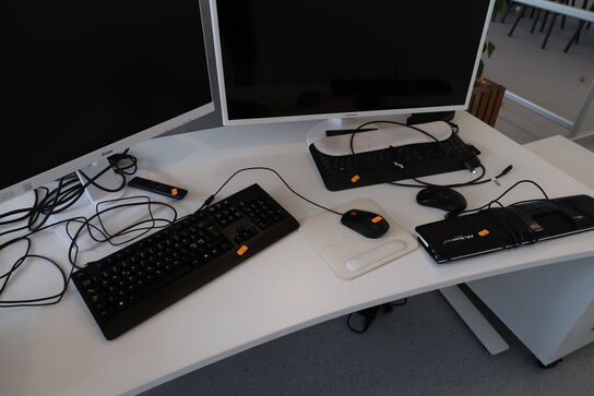 2 stk. computerskærme IIYANA, SAMSUNG med 2 stk. tastaturer, 