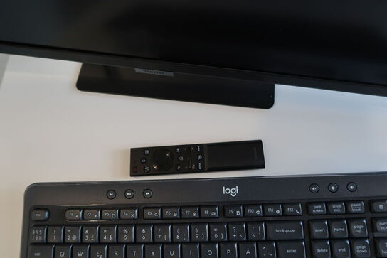 Computerskærm SAMSUNG S32A600UUU med tastatur og mus 