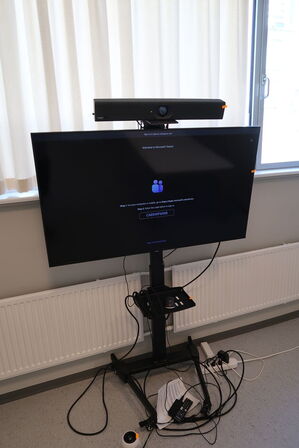 Fjernsyn SAMSUNG UE50TU6905K på stander med soundbar