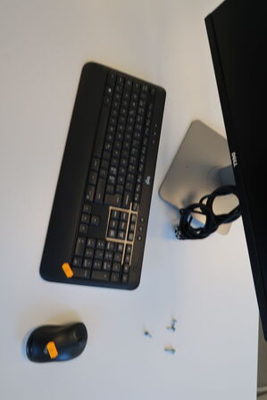 Computerskærm DELL U2715H med tastatur og mus