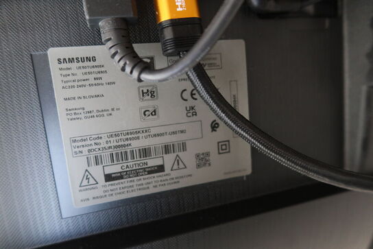 Fjernsyn SAMSUNG UE50TU6905K på stander med soundbar
