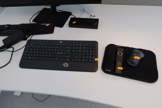 Computerskærm SAMSUNG S32A600UUU med dockingstation, tastatur, mus m.m.