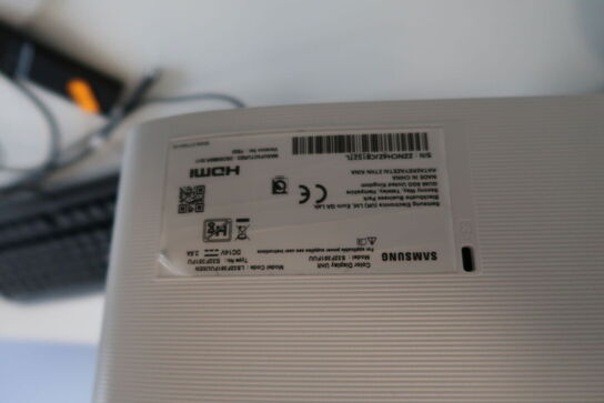 2 stk. computerskærme IIYANA, SAMSUNG med 2 stk. tastaturer, 
