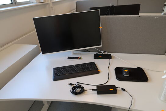Computerskærm SAMSUNG S32AM501NU med dockingstation, tastatur og mus