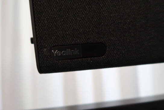 Fjernsyn SAMSUNG UE50TU6905K på stander med soundbar