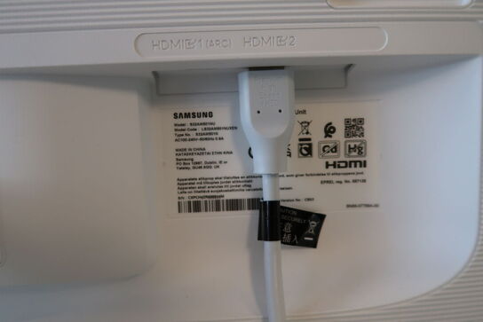 Computerskærm SAMSUNG S32AM501NU med dockingstation, tastatur og mus