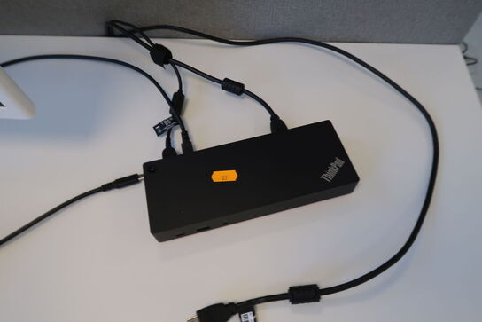 Computerskærm SAMSUNG S32F351FUU med tastatur, mus og dockingstation