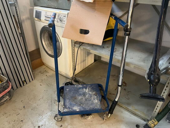 Vaskemaskine, samt reol med værktøj