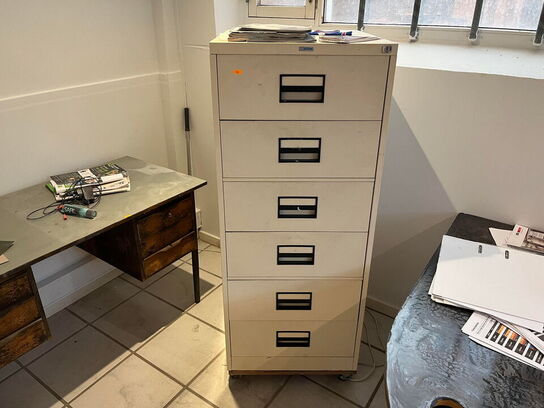 Gl. skrivebord og arkivskab