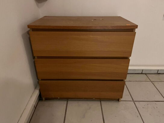 Spisebord, 2 stk. stole og kommode