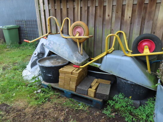 2 stk. trillebører samt vask og lidt materialer