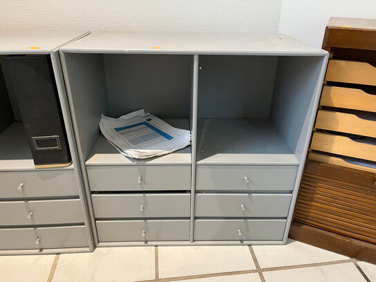 2 stk. reoler, MONTANA m. gammelt akivskab