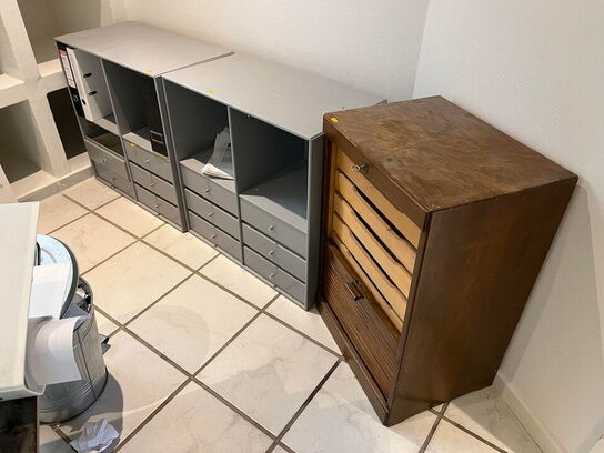 2 stk. reoler, MONTANA m. gammelt akivskab