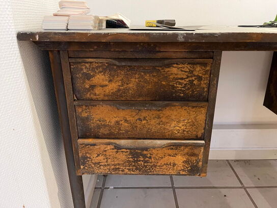 Gl. skrivebord og arkivskab