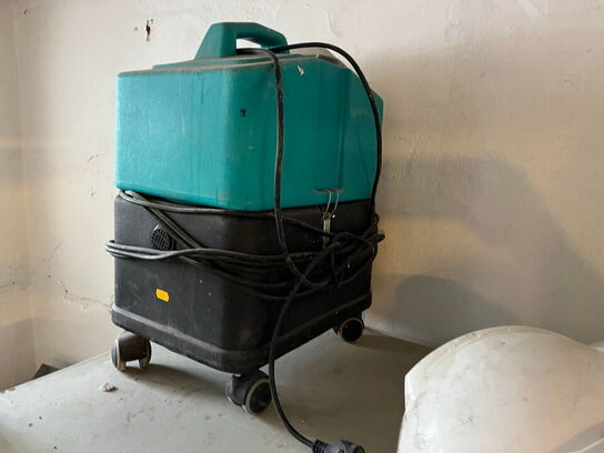 Vaskemaskine, samt reol med værktøj