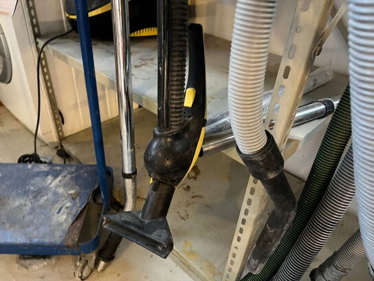 Vaskemaskine, samt reol med værktøj