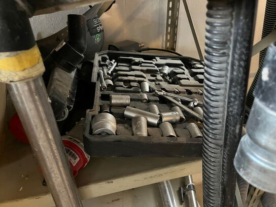 Vaskemaskine, samt reol med værktøj