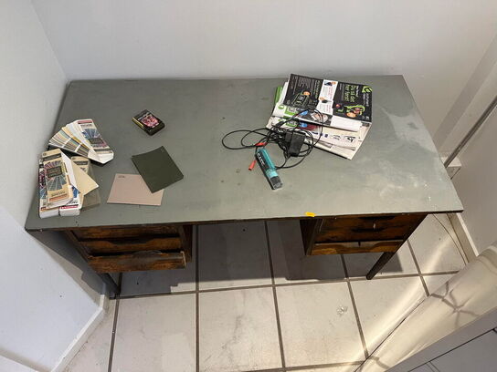 Gl. skrivebord og arkivskab