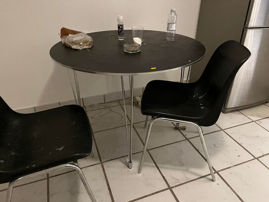 Spisebord, 2 stk. stole og kommode