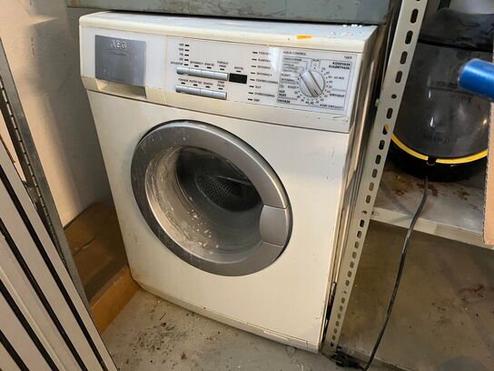 Vaskemaskine, samt reol med værktøj