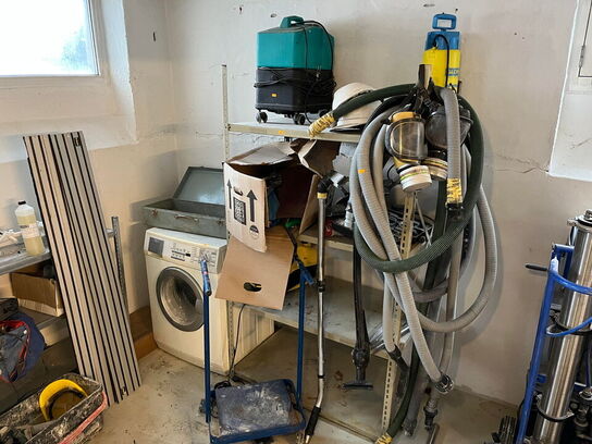 Vaskemaskine, samt reol med værktøj