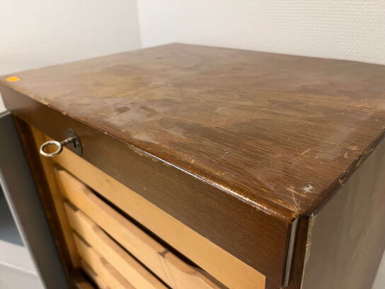 2 stk. reoler, MONTANA m. gammelt akivskab