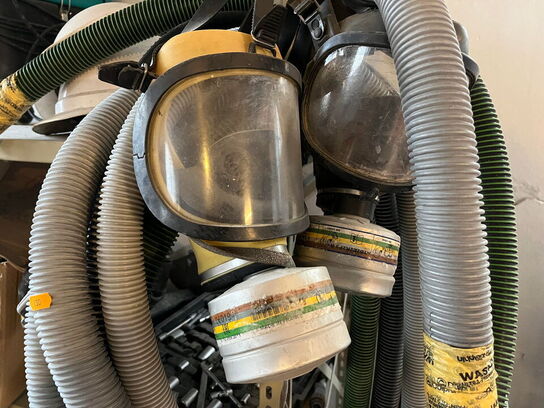 Vaskemaskine, samt reol med værktøj