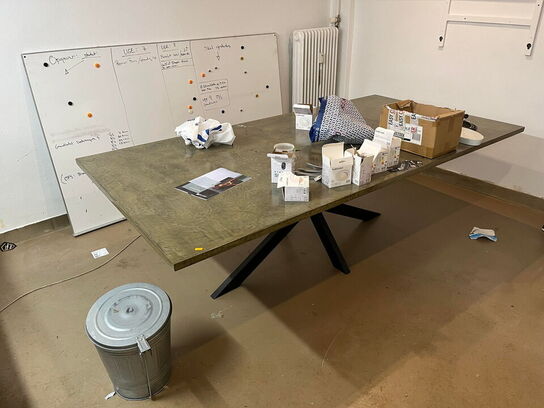 Spisebord og whiteboard