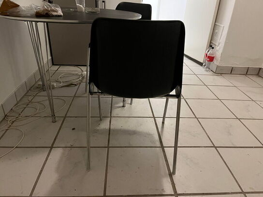 Spisebord, 2 stk. stole og kommode