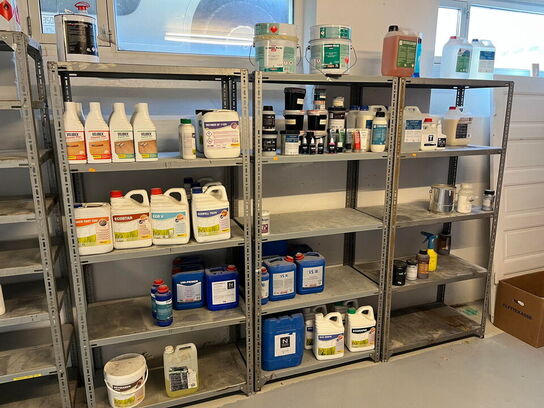 Reoler med indhold, samt møbler i rummet.