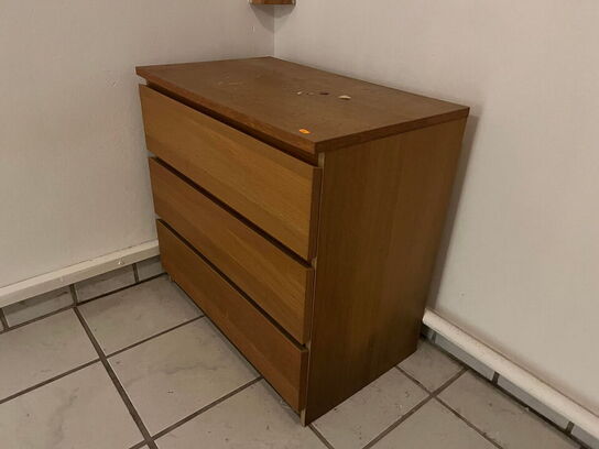 Spisebord, 2 stk. stole og kommode